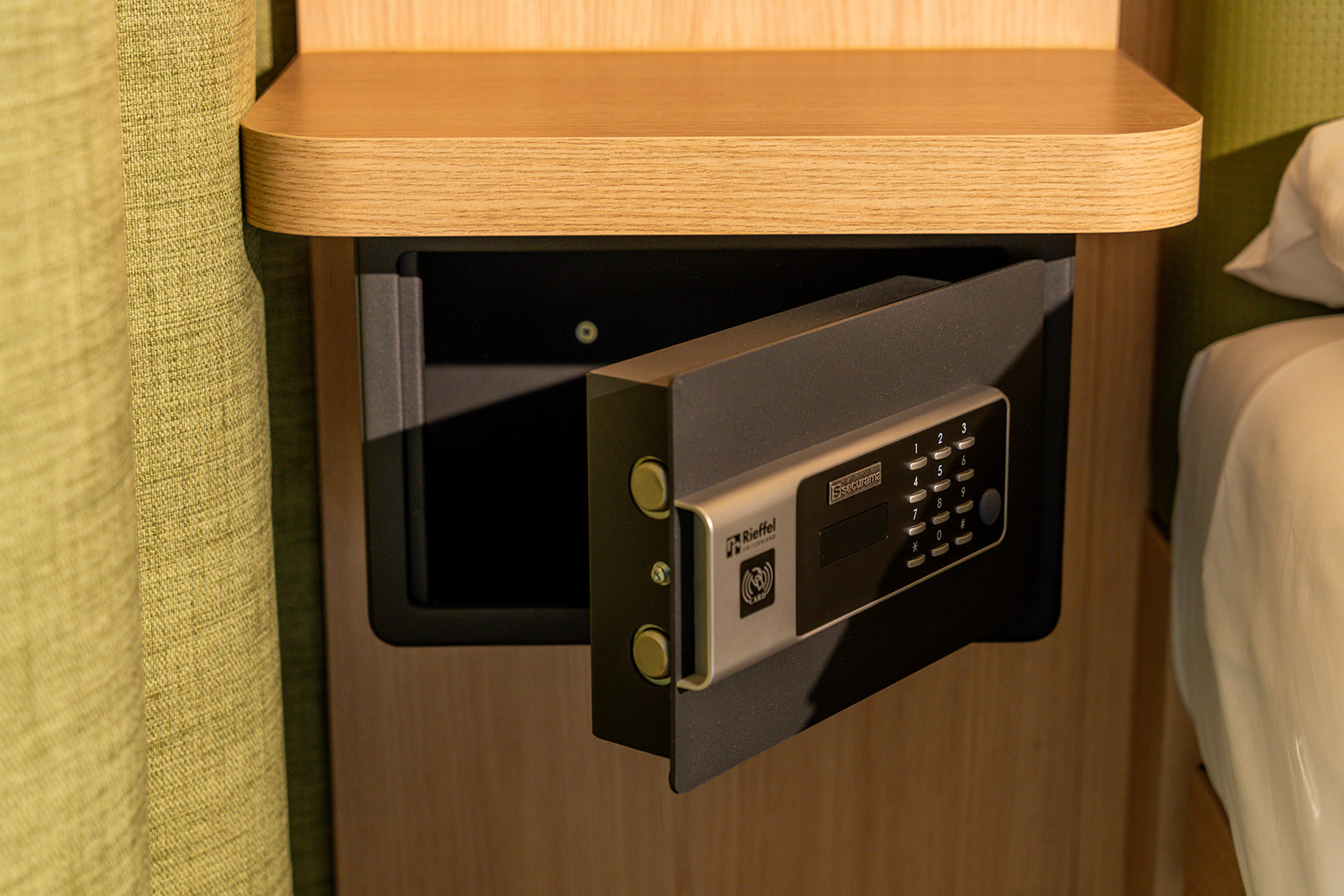 Fassbind Hotel - Le Square - safe chambre